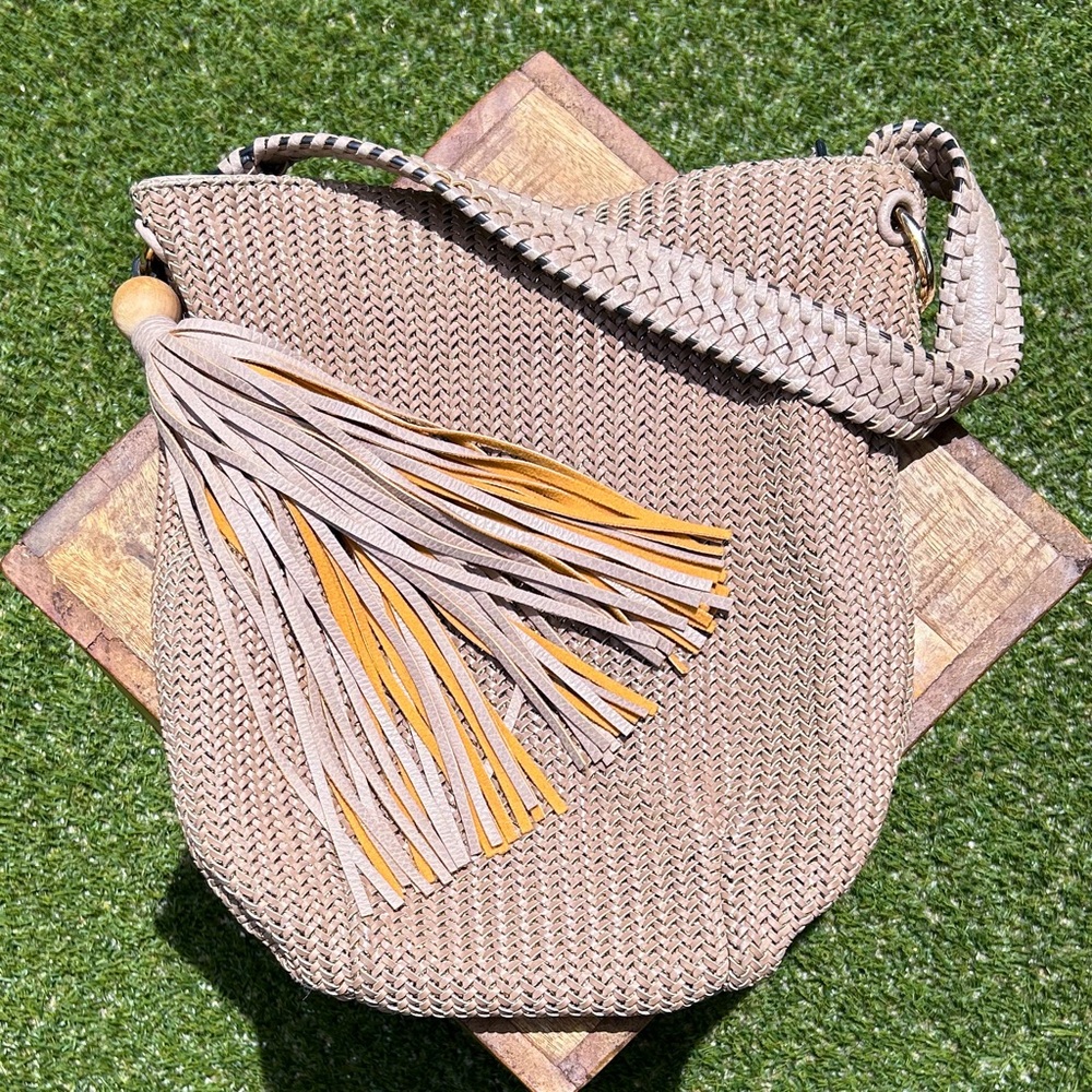 🤎 Sondra Roberts taupe woven leather bucket bag, tassel & braided handle.